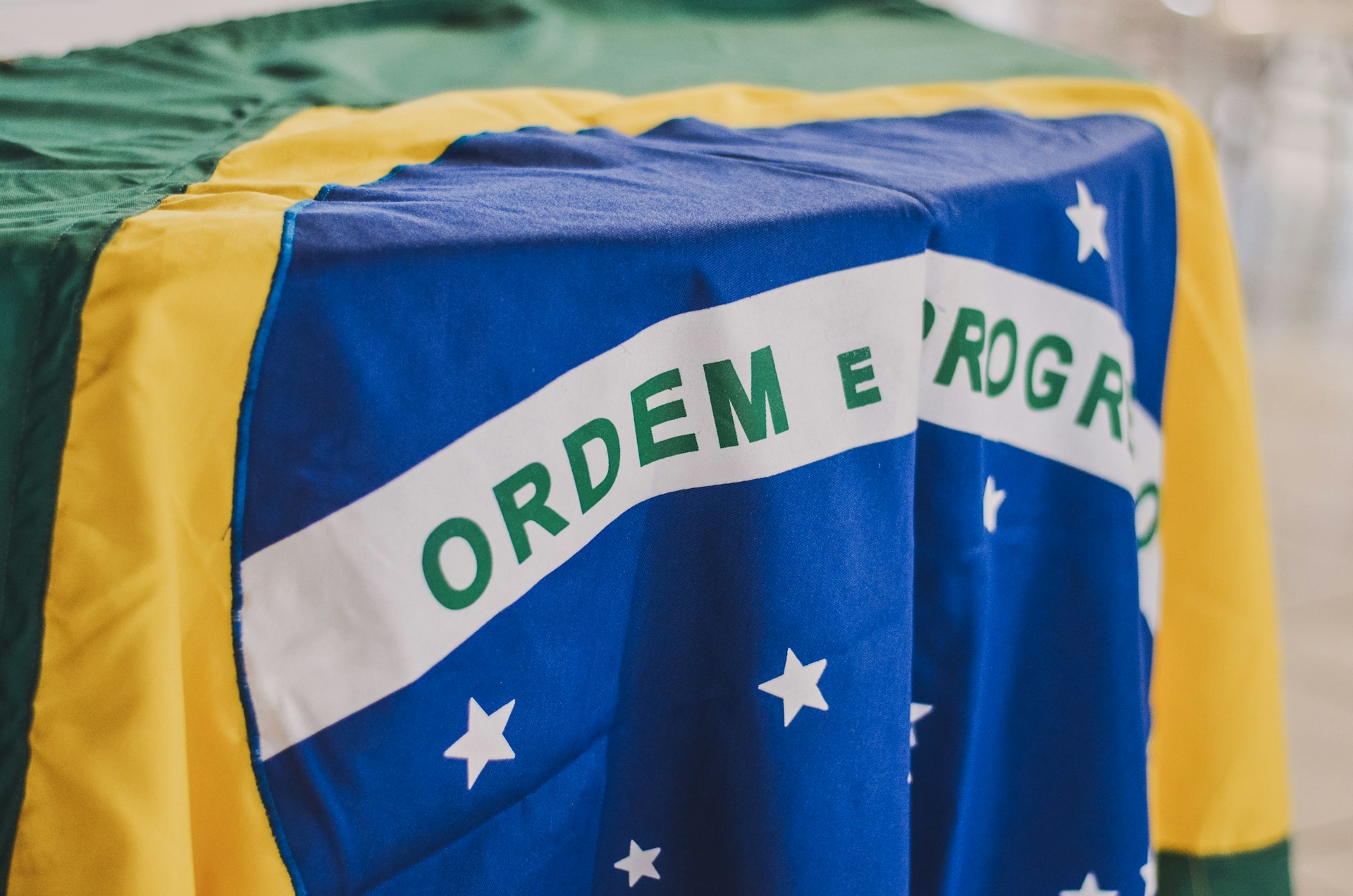 Brasilian lippu, jossa näkyy teksti Ordem e Progresso valkoisessa nauhassa