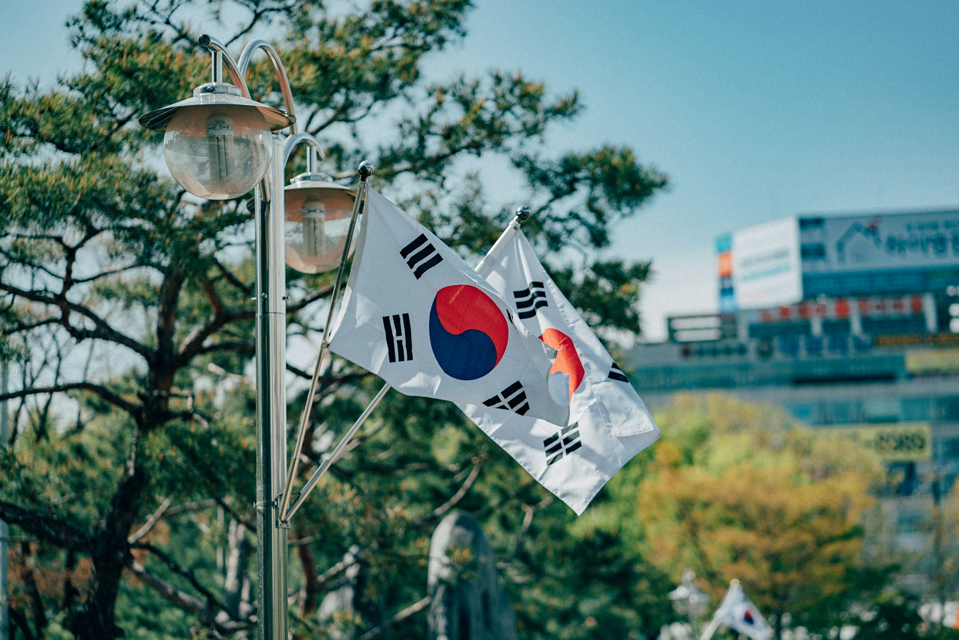 Etelä-Korean lippuaiheinen koripallokenttä punaisella, valkoisella ja sinisellä värityksellä