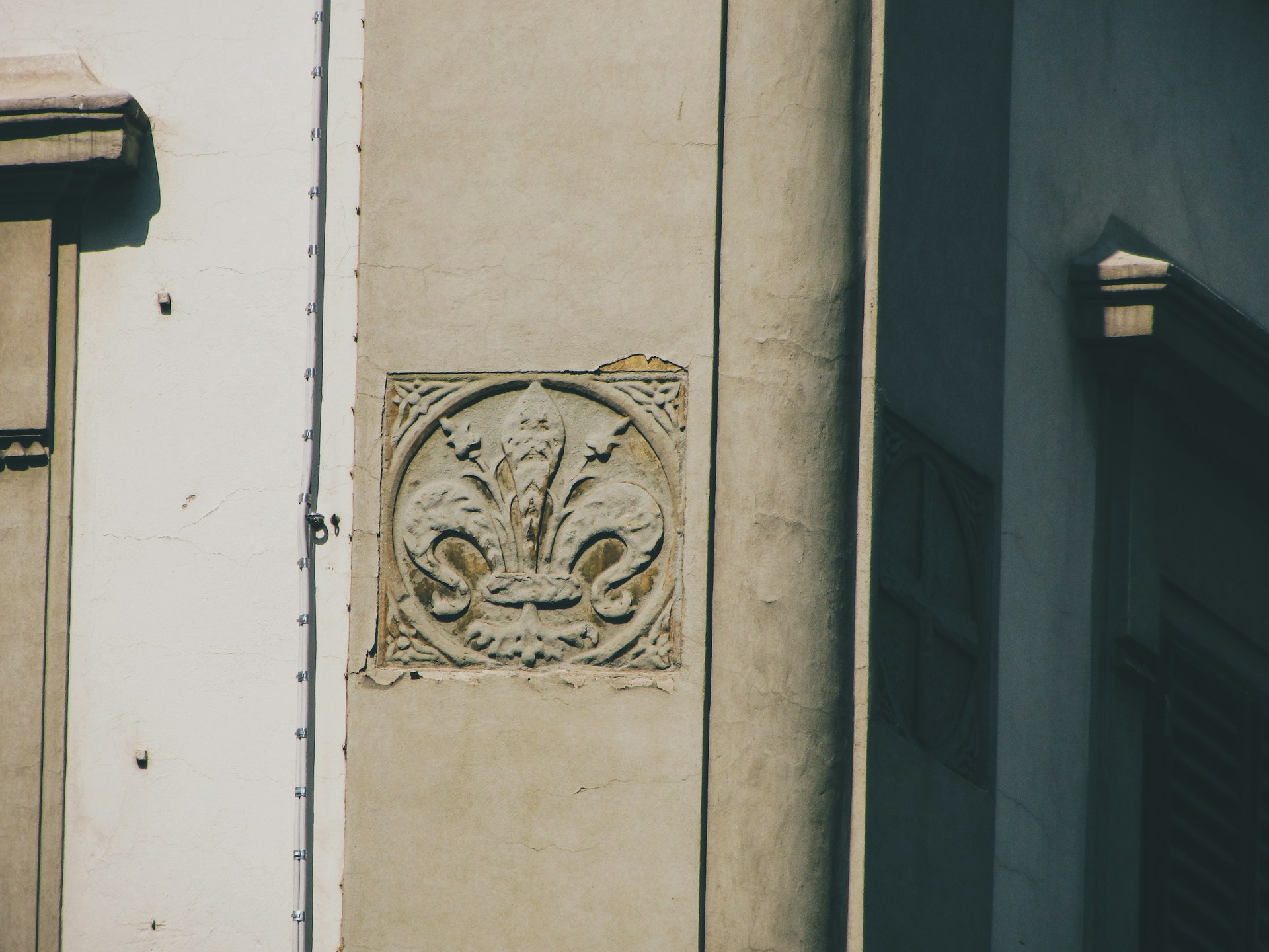 Fleur-de-lis-liljakuvio rakennuksen koristeessa