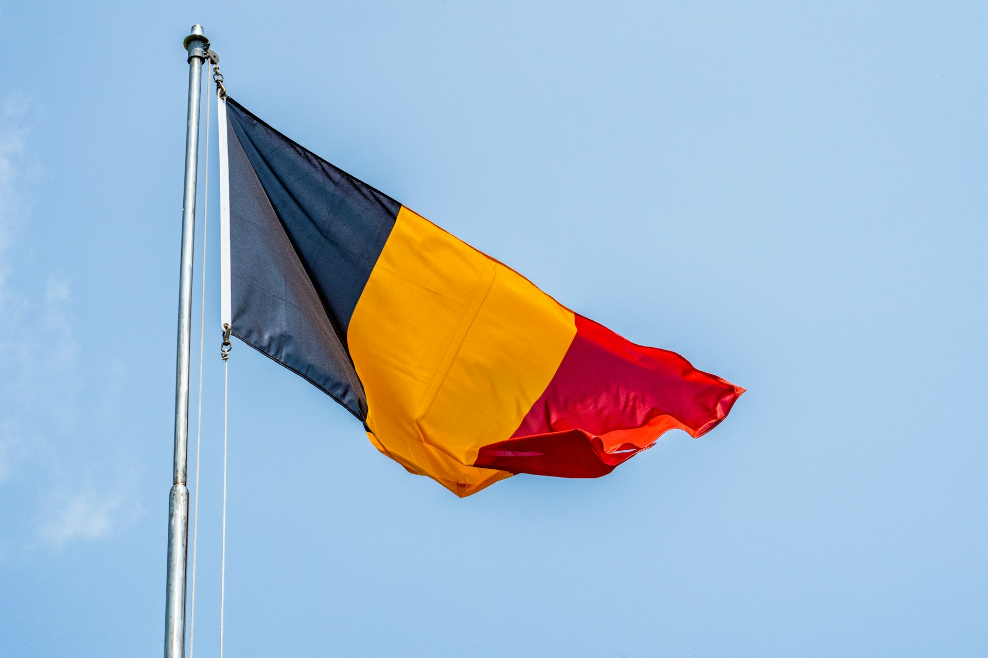 Tšadin ja Romanian liput rinnakkain