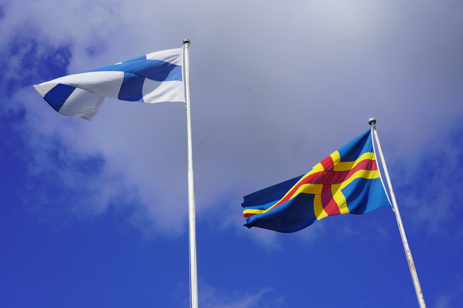 Useita pieniä lippuja vierekkäin
