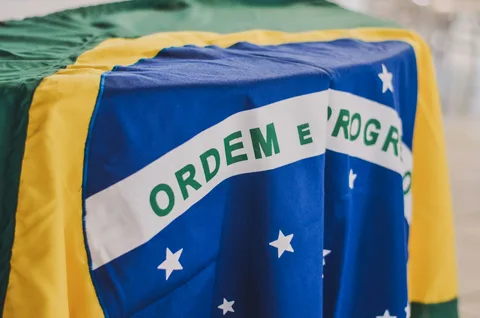 Brasilian lippu, jossa näkyy teksti Ordem e Progresso valkoisessa nauhassa