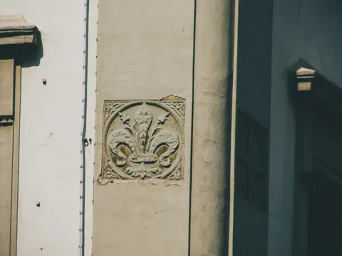 Fleur-de-lis-liljakuvio rakennuksen koristeessa