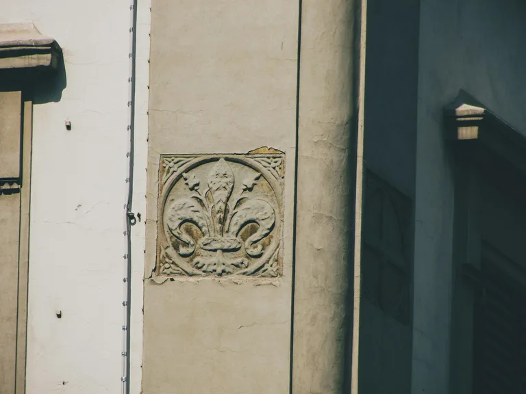 Fleur-de-lis-liljakuvio rakennuksen koristeessa