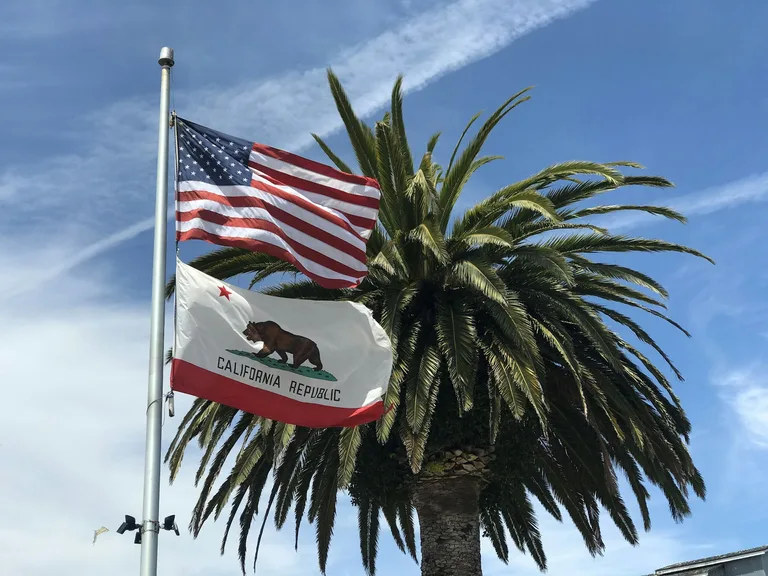 Kalifornian lippu, jossa on karhu, punainen tähti ja teksti California Republic