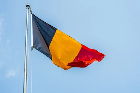 Tšadin ja Romanian liput rinnakkain