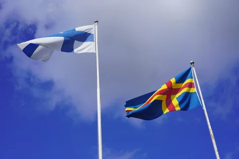 Useita pieniä lippuja vierekkäin