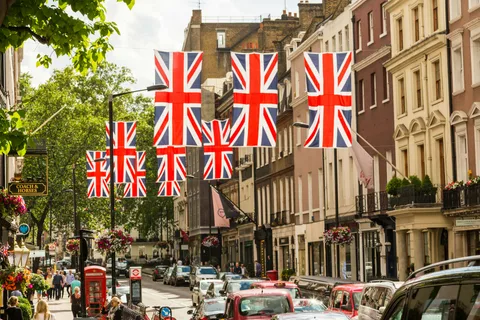 Union Jack -lippu kaupunkikadun yllä