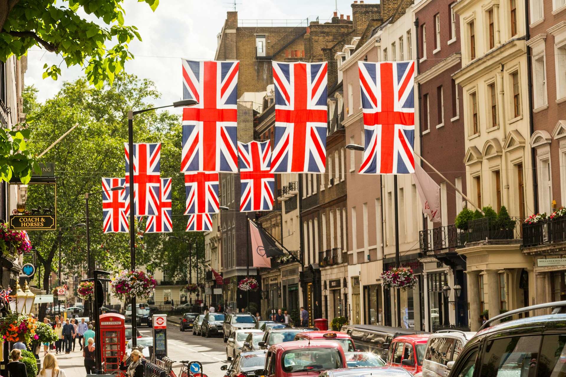 Union Jack -lippu kaupunkikadun yllä